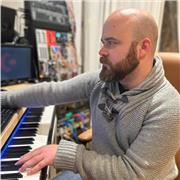 Soy compositor para bandas sonoras, he trabajado en proyectos para videojuegos, y soy un experto en sintetizadores tanto software como hardware, en diseño sonoro con sintes y creando sonidos desde cero